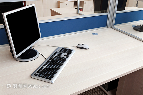 現代辦公室玻璃隔斷后的數字化工作站